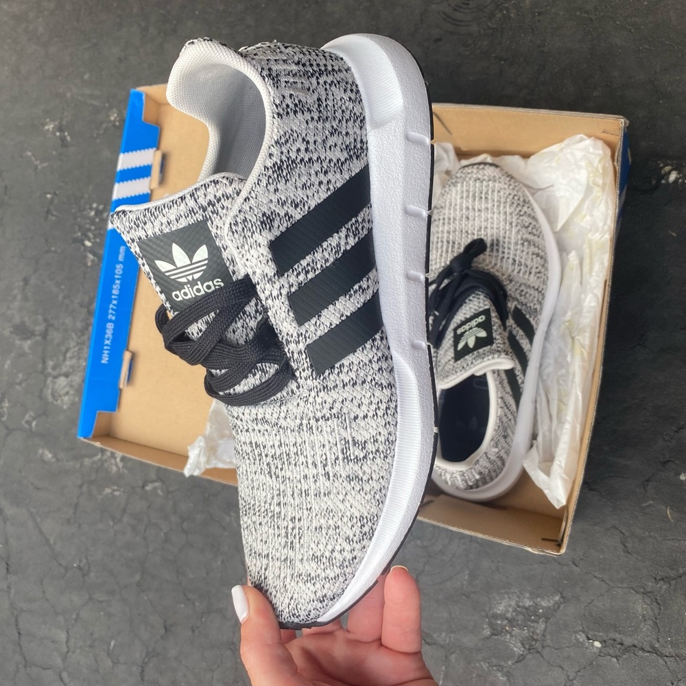 ADIDAS SWIFT RUN SNEAKERS